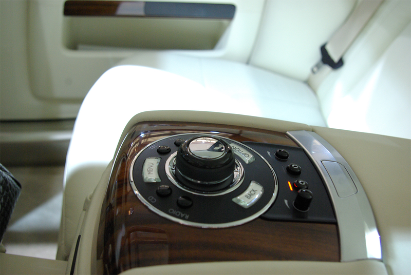 Illustration for article titled Rolls Royce 200EX Auto-Adjusting Purse Holder For The Ladies